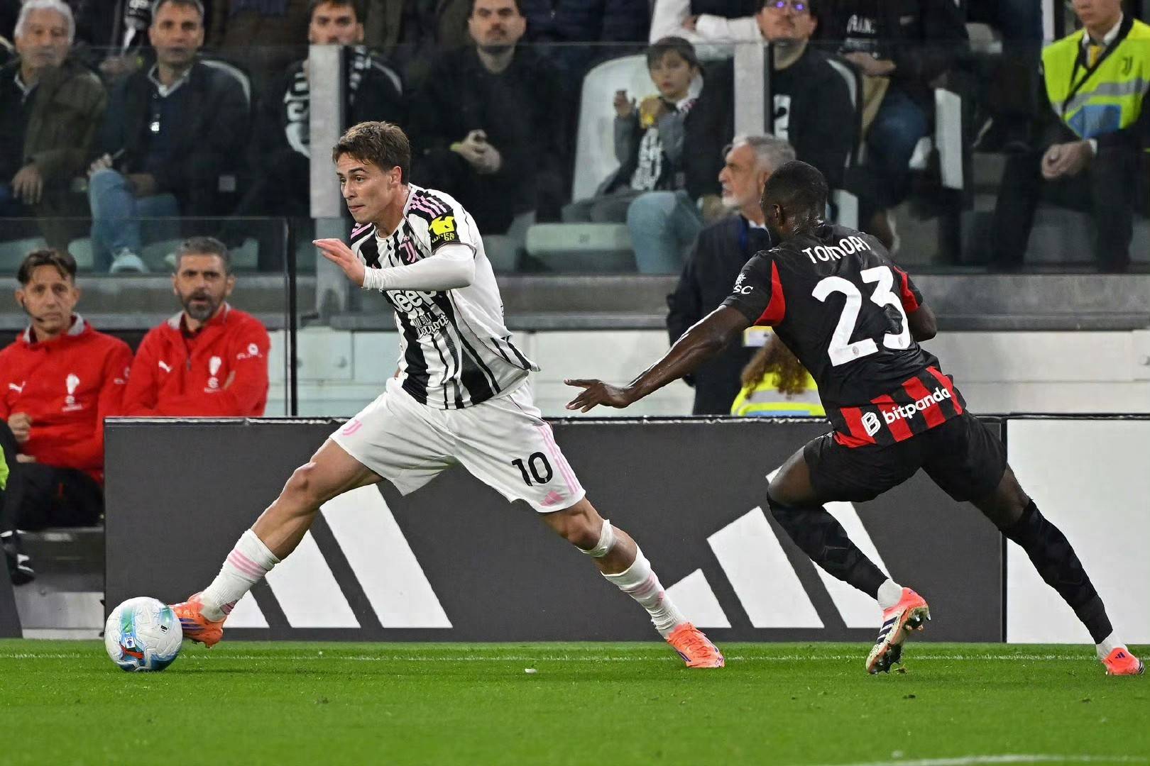 关于意甲倒计时；罗马集结日强势反弹；细节引发关注；质疑声仍在；训练强度明显提升的信息