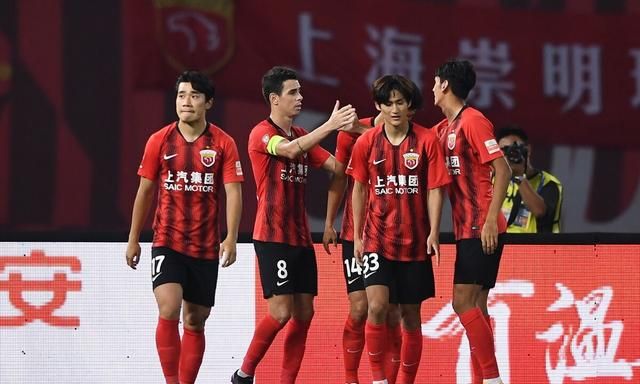 包含今夜突围战来临，塞维利亚围绕亚冠主帅复盘，质疑声仍在，轮换策略成焦点的词条